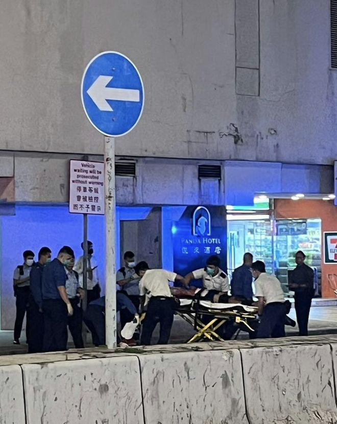 香港一酒店男子坠楼身亡，妻子和两个儿子死在房内，警方：房内死者身上均有明显伤势