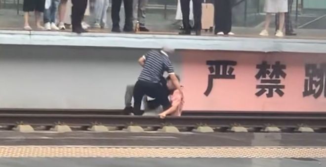 郴州一男子疑和家属争吵后，跳下高铁站台，被4人强行救起，车站：男子无大碍，已移交警方