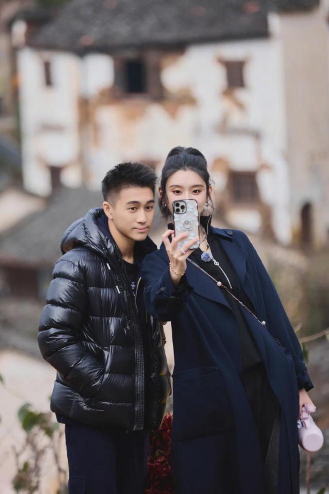 刚刚，何猷君发文：都是假的假的假的