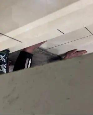 女子同一公厕两次遭趴地偷窥，涉事男子被行拘，管理方回应