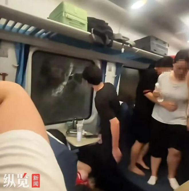K1373次列车停滞3小时小伙砸窗通风，官方通报：铁路公安已对砸窗男子批评教育