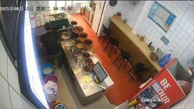 女店员疑遭顾客动手动脚 警方介入 男子已被抓获