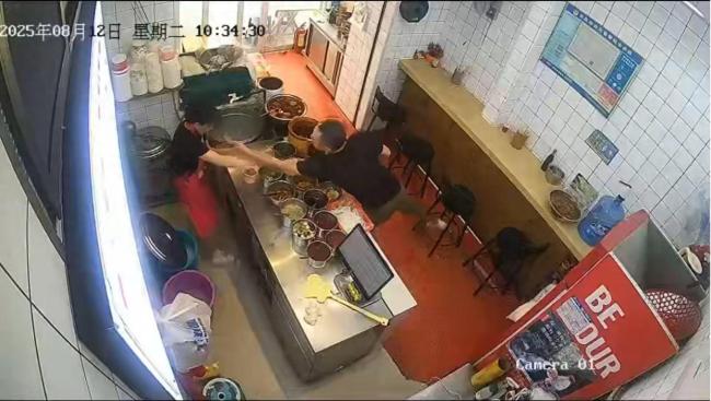 女店员疑遭顾客动手动脚 警方介入