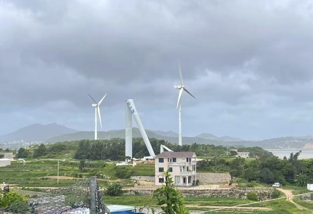 台风杨柳肆虐：风力发电机吹折腰，多地险情频发
