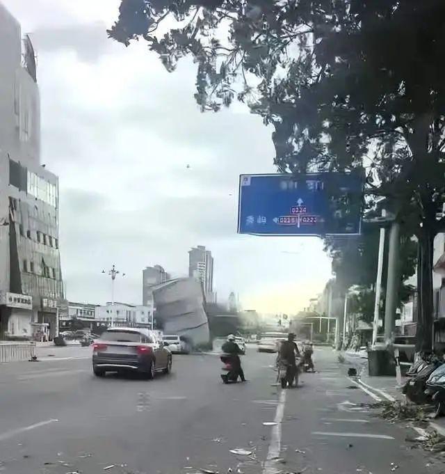 台风杨柳肆虐：风力发电机吹折腰