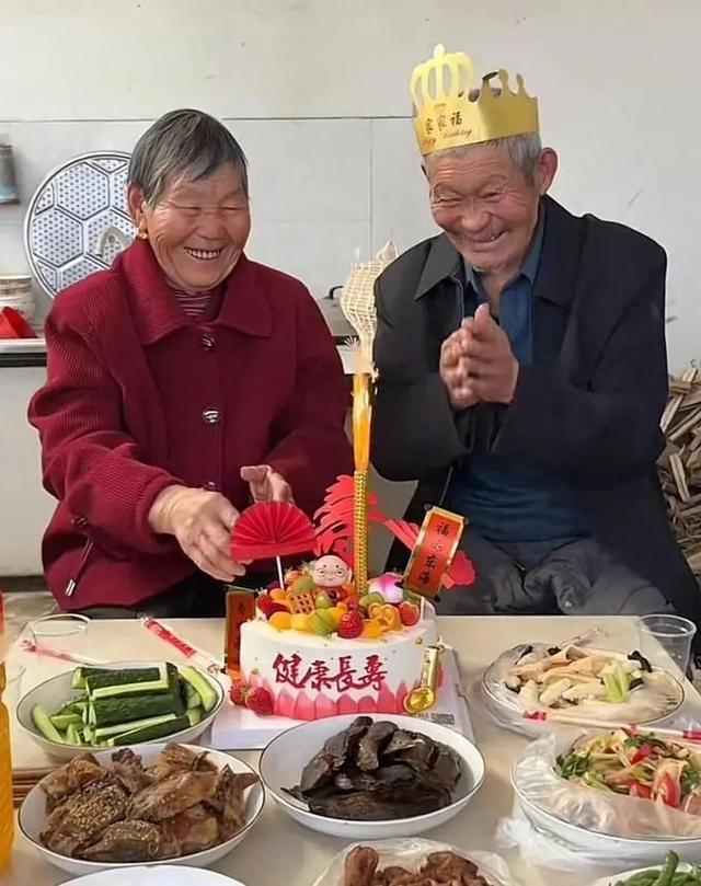 凯凯爷爷去世，曾因凯凯奶高情商夸赞“我嘞个豆”走红