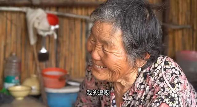 凯凯爷爷去世，曾因凯凯奶高情商夸赞“我嘞个豆”走红