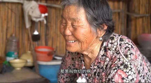 凯凯爷爷去世，曾因凯凯奶高情商夸赞“我嘞个豆”走红
