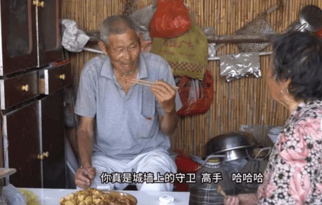 凯凯爷爷去世，曾因凯凯奶高情商夸赞“我嘞个豆”走红