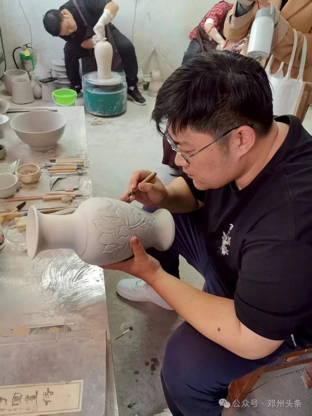95后工匠“复活”失传八百年邓瓷 千年贡瓷重焕新生