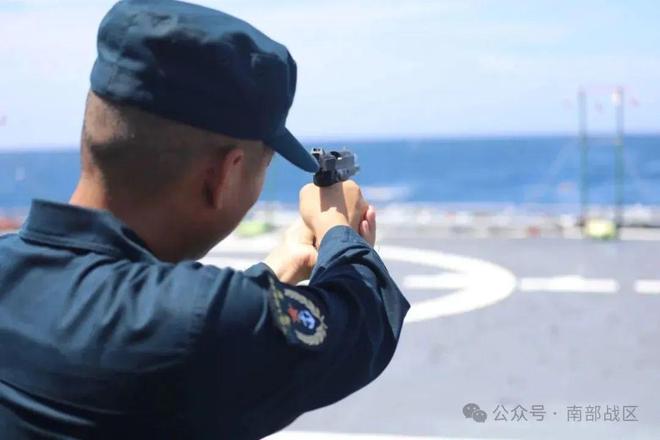 通辽舰、郴州舰赴南海某海域，开展实际使用武器训练，重点围绕对岸打击、对空综合防御等展开