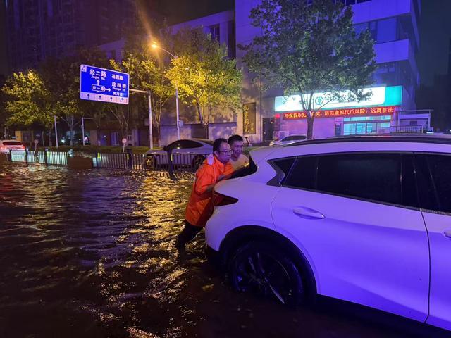 暴雨中的“橘红哥” —记郑州市政中心防汛工作“铁军”风采
