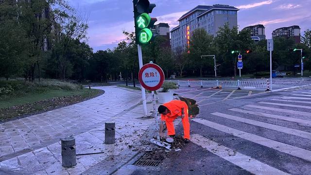 暴雨中的“橘红哥” —记郑州市政中心防汛工作“铁军”风采