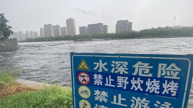 郑州贾鲁河水位暴涨，提醒市民切勿靠近游玩