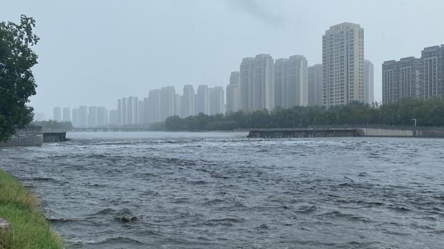 郑州贾鲁河水位暴涨，提醒市民切勿靠近游玩
