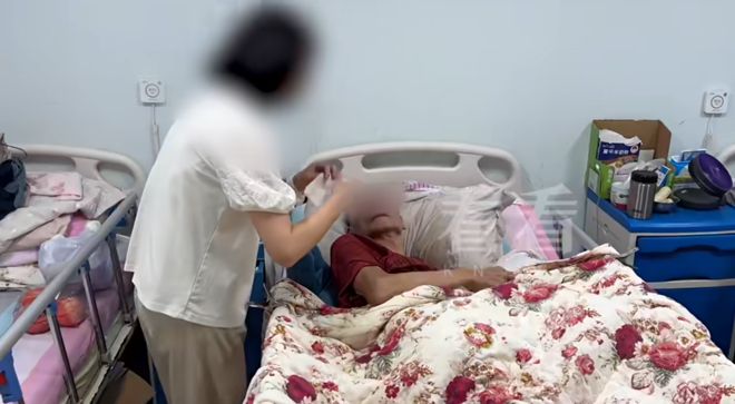 上海61岁老伯娶小16岁湖南妻子，结婚当天被送进急诊，仅1年半卡里110万只剩42元，法院判了