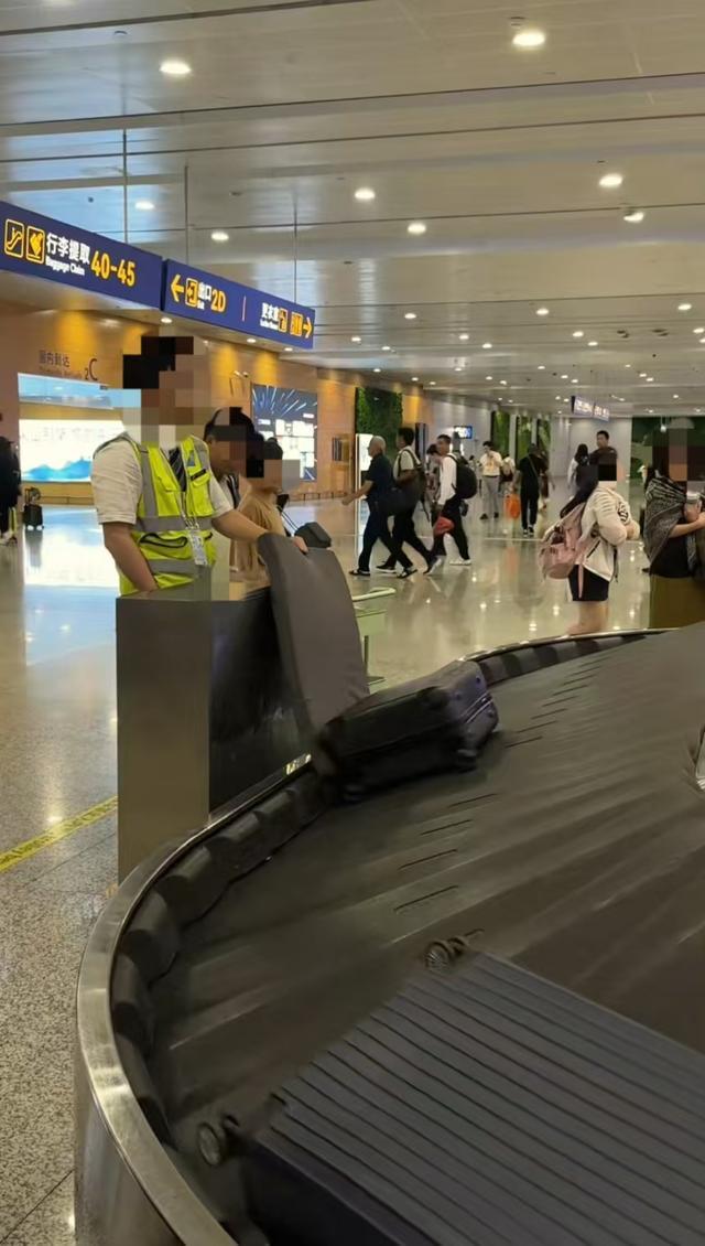 继“飞机拜拜员”后，上海一机场“箱子垫垫员”走红